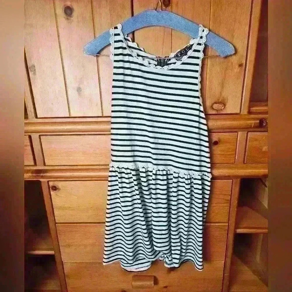 POL peplum white&black stripped sleveless top with neckline lace trim. Size larg - Picture 1 of 12
